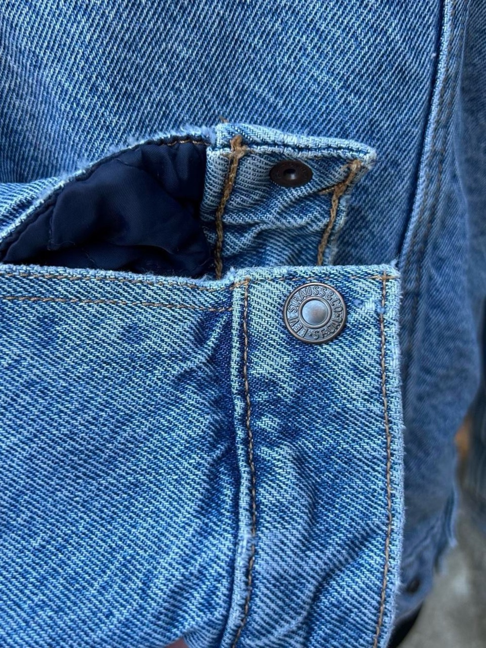 Levi's Light Blue Denim Jacket with White Sherpa Lining - Picture 4 of 8
